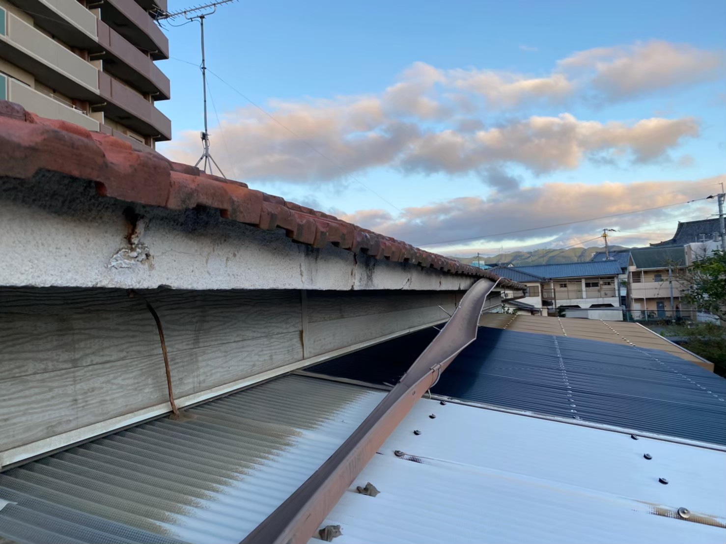 梅原板金工業,福岡板金工事,福岡,各種屋根,各種外壁,軽天,屋根工事,外壁工事,雨漏り,雨樋,板金工事,梅原板金,福岡雨漏り,福岡外壁工事,雨漏り